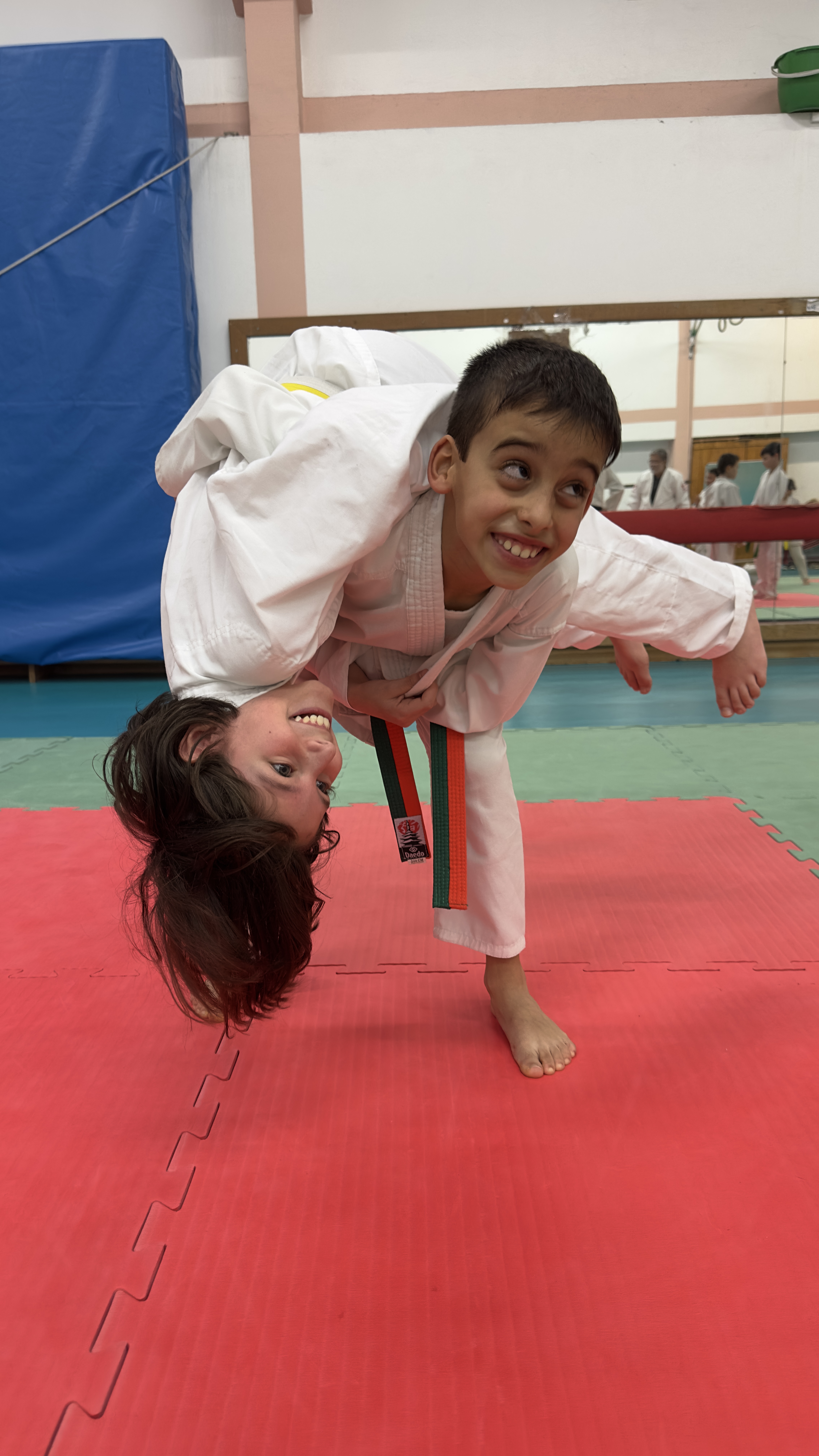 Duas crianças a praticar Judo com boa disposição