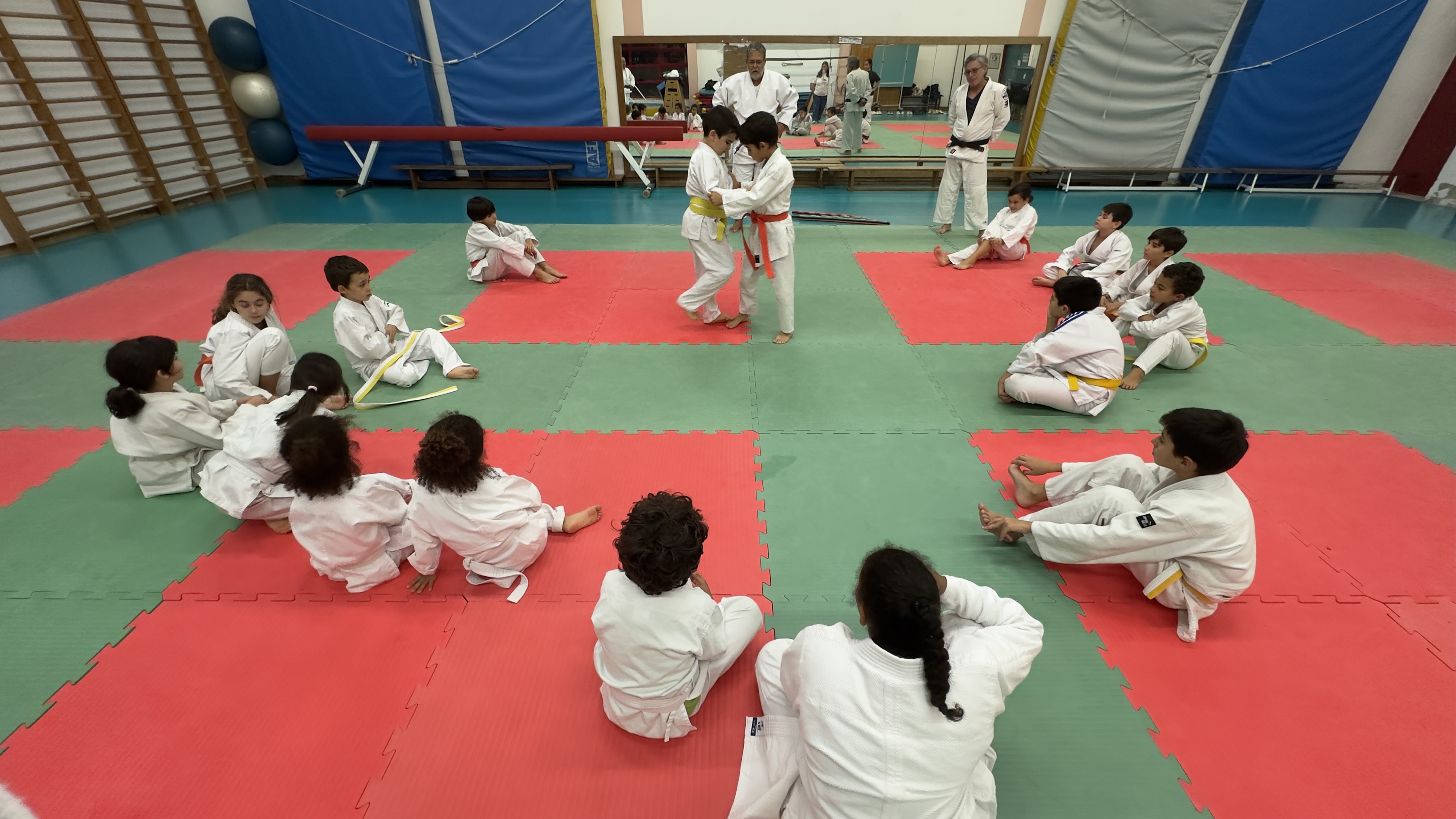 Grupo de crianças numa aula do Clube de Judo 2009