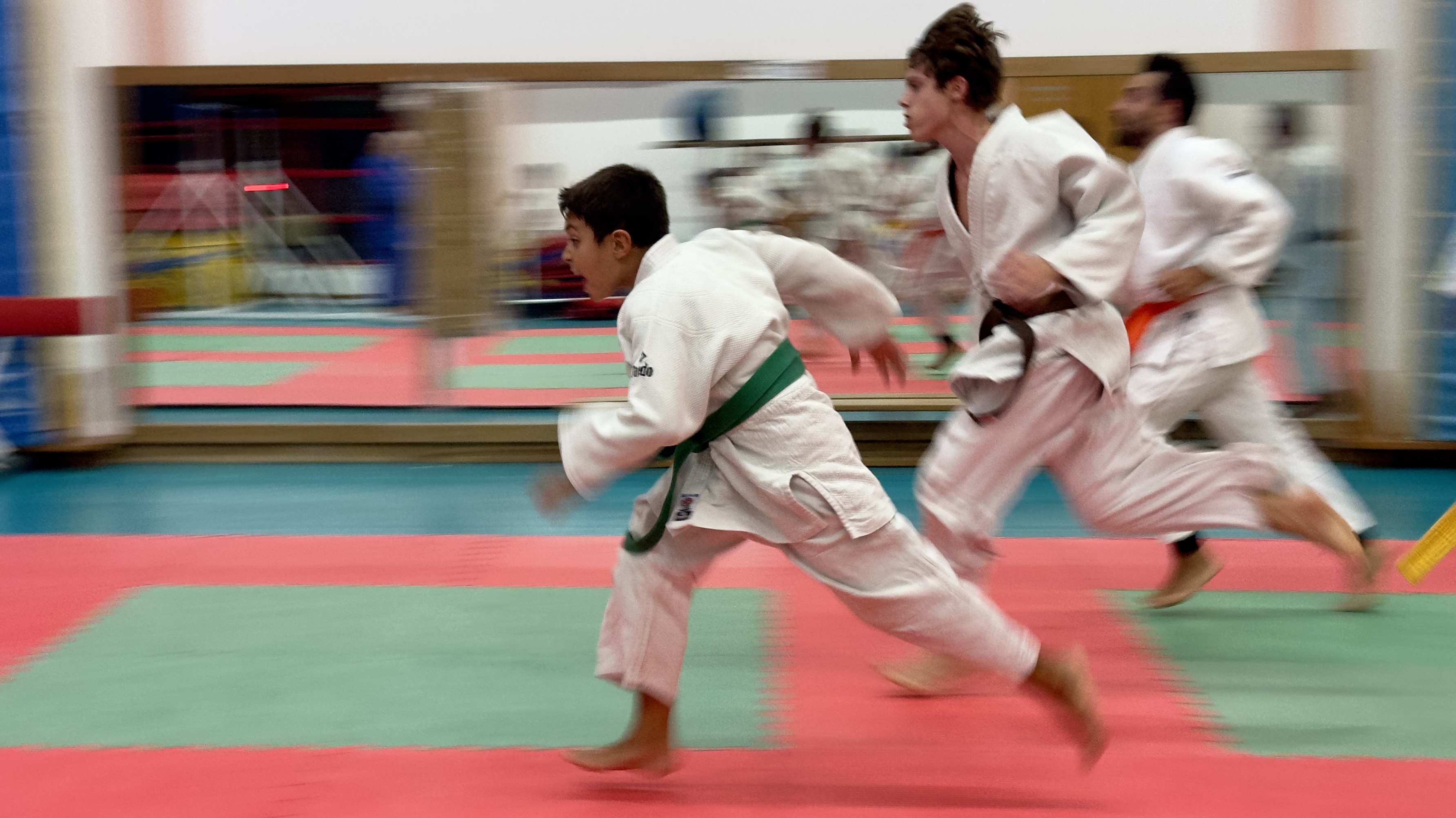 Praticantes em movimento durante o treino