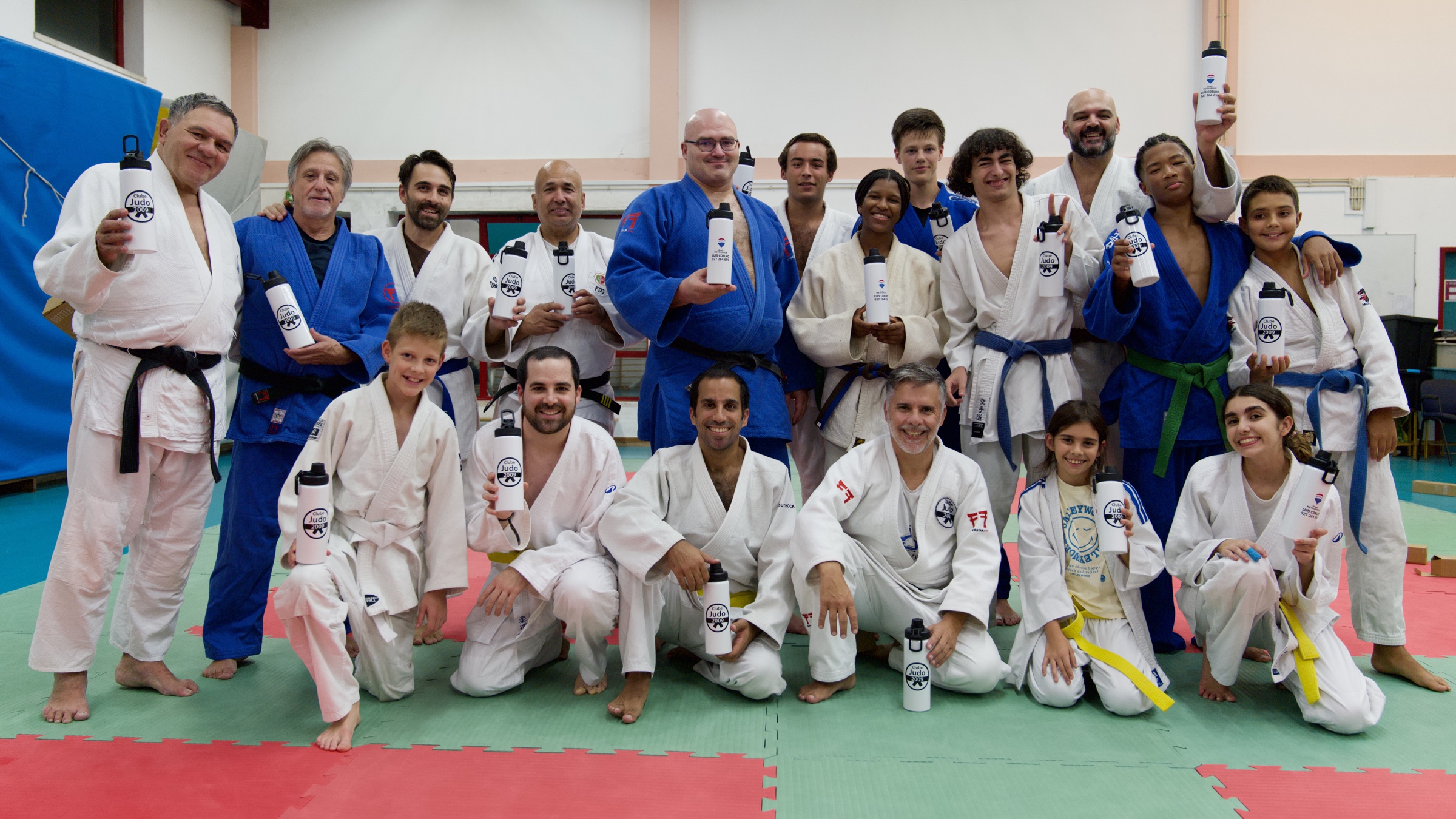 Judocas do Clube de Judo 2009 reunidos no tatami com as novas garrafas de água