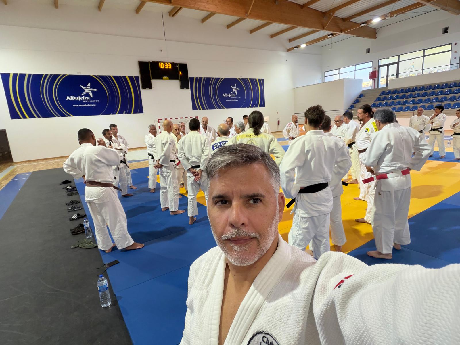Paulo Dourado com os participantes no tatami