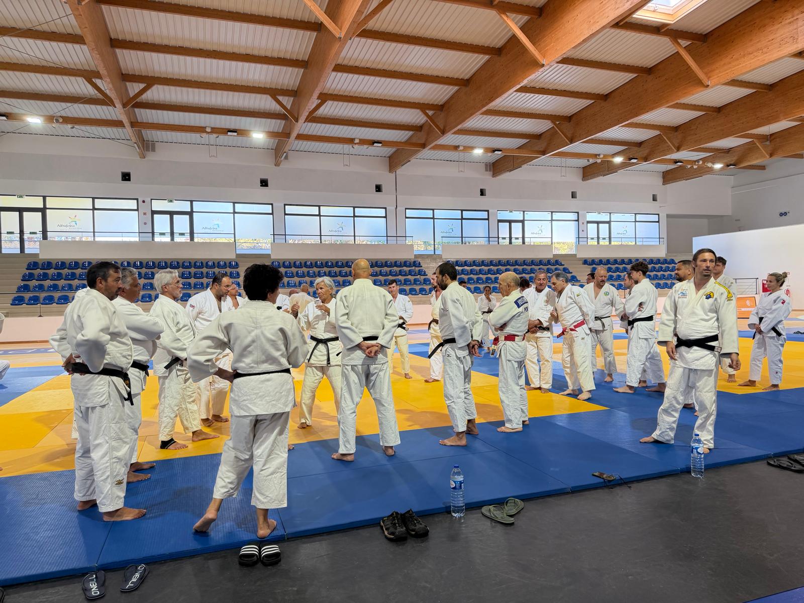 Participantes reunidos no tatami durante o Clinic
